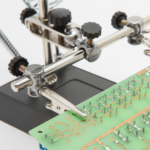 Panelltartó nagyítóval és forrasztópáka tartóval